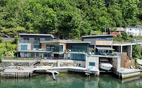Arcitect designed panoramaresort- leilighet i sjøkanten ved Hardangerfjorden